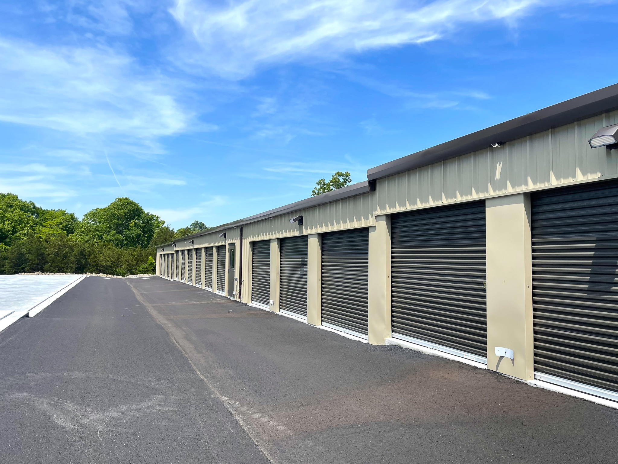 cedar-lock-storage-wide-access-lane-drive-up-units-lebanon-tn Wide access lane with drive-up storage units at Cedar Lock Storage in Lebanon, TN